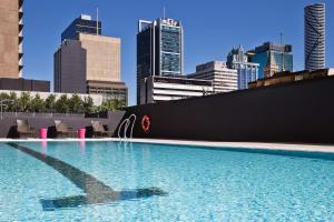 布里斯班布里斯班希尔顿酒店的一座城市天际线的游泳池