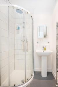 布里斯托布里斯托尔克利夫顿酒店的带淋浴和盥洗盆的浴室