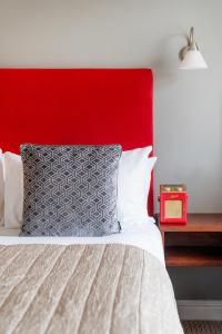 布里斯托布里斯托尔克利夫顿酒店的一间卧室配有红色床头板和一张床