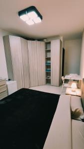 卢加Fairwinds - Double Room with Ensuite - Luqa Airport - Self Check In & Out available的空房间,带一张床和一张书桌