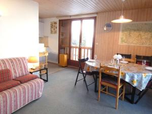 圣拉里苏朗Appartement Saint-Lary-Soulan, 3 pièces, 6 personnes - FR-1-457-243的客厅配有桌子和沙发