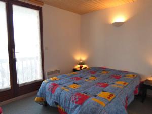 圣拉里苏朗Appartement Saint-Lary-Soulan, 3 pièces, 6 personnes - FR-1-457-243的一间卧室配有床,床上装有被子