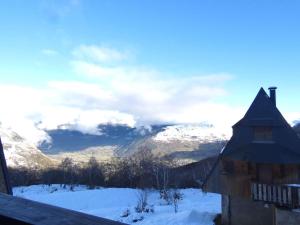 圣拉里苏朗Appartement Saint-Lary-Soulan, 3 pièces, 6 personnes - FR-1-457-243的小屋享有雪覆盖的山景