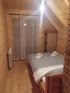 ŠipovoLAna的小木屋内一间卧室,配有一张床