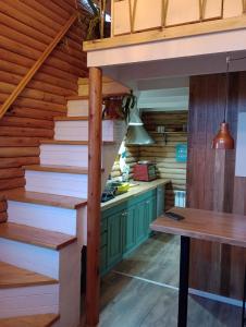 圣马丁德洛斯Mini Casa de Troncos en el Sur的通往小屋厨房的楼梯