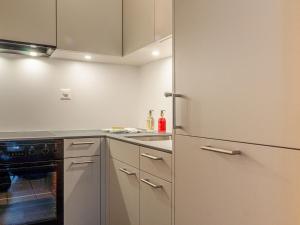 南达姆沃瑞斯公寓I B1的厨房配有冰箱和水槽