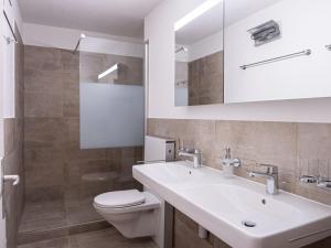圣莫里茨欧瓦考茨纳12/14公寓的浴室配有白色水槽和卫生间。