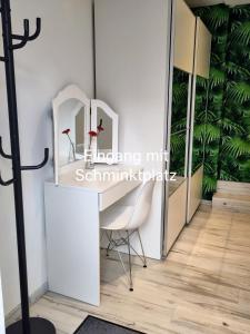 QuierschiedCasa Viva - Separate, ruhig gelegene Wohnung的更衣室配有镜子和椅子