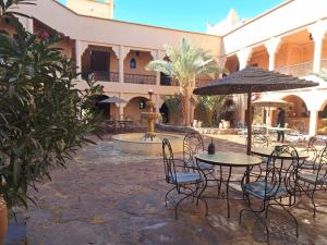 瓦尔扎扎特古堡卡斯巴酒店的庭院配有桌椅和喷泉