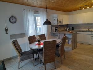 阿尔特费尔Holiday Home Sanddorn by Interhome的厨房以及带桌椅的用餐室。
