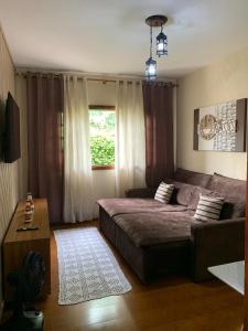 阿瓜斯迪林多亚apartamento águas de lindoia itaigara的一间卧室设有一张大床和一个窗户。