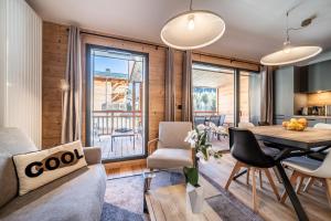 莱热Apartment Clematis Les Gets- BY EMERALD STAY的客厅配有沙发和桌椅