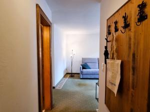 普范德斯Apartment Rätia III by Interhome的走廊里,房间里有一个蓝色的沙发