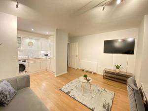 珀弗利特Spacious 2 bed flat ideal for long stays的客厅配有沙发和桌子