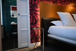 敦刻尔克LOGIS Hôtel Borel的一间卧室设有一张床和红色及黑色的墙壁
