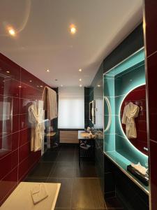 敦刻尔克LOGIS Hôtel Borel的浴室拥有红色和蓝色的墙壁和镜子
