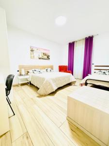 贝加莫Smart House Rooms Luxury的一间大卧室,配有两张床和紫色窗帘