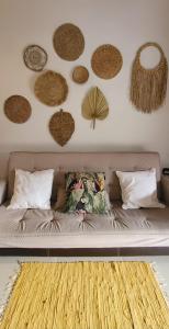 因巴塞Casa noites tropicais的墙上挂着许多帽子的沙发