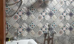 穆索里FabHotel Rudraksh Resort的一间带水槽和瓷砖墙的浴室