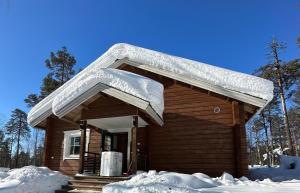 基蒂莱Villa Länsitaalo的小木屋,屋顶上积雪