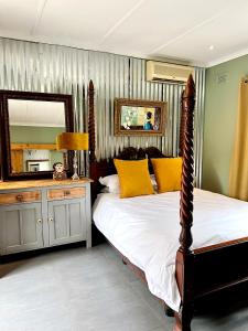 德班Terebinte Bed & Breakfast的一间卧室配有一张床和一面大镜子