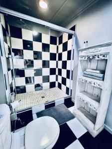 德班Terebinte Bed & Breakfast的浴室设有黑白墙面