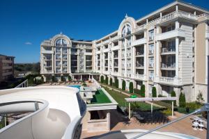 阳光海滩Rena Hotel - All Inclusive的公寓大楼前方设有游泳池