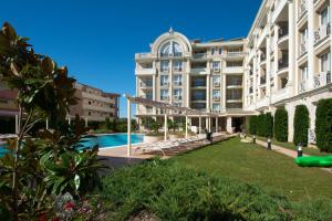 阳光海滩Rena Hotel - All Inclusive的一座大型建筑,前面设有一个游泳池
