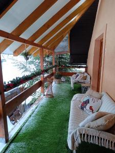 利普托斯基米库拉斯Privát Majo的屋顶下带绿草和沙发的庭院