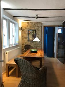 葡萄酒之路上的诺伊施塔特Fuxbau的一间带木桌和椅子的用餐室