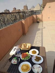开罗Pyramids Road的阳台上摆放着食物盘的桌子