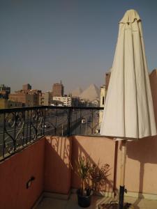 开罗Pyramids Road的阳台顶部的白色遮阳伞