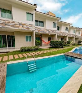 嘎林海斯港casa de veraneio - casa 9 - condomínio azul mar - Porto de Galinhas的一座房子前面设有游泳池