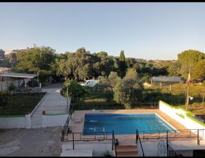 科尔多瓦Villa verde的一座房子旁的院子内的游泳池