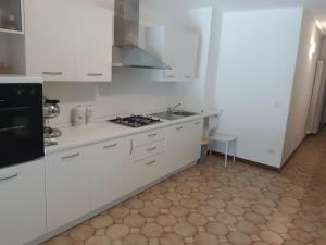 圣文森特Terrace Home的厨房配有白色橱柜和炉灶烤箱。
