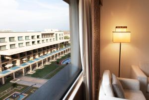 科威特Jumeirah Messilah Beach Kuwait的客房设有窗户,享有建筑的景致。