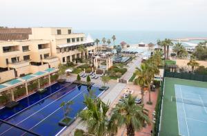 科威特Jumeirah Messilah Beach Kuwait的享有带游泳池的度假村的空中景致