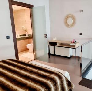 马德里Exyca Ifema的浴室设有床、书桌和镜子