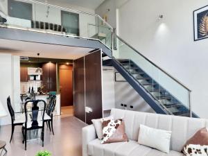 马德里Exyca Ifema的客厅设有白色沙发和楼梯。