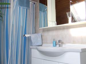 科马罗姆Czanek Apartman的一间带水槽和镜子的浴室