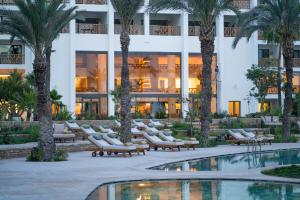 阿加迪尔The View Agadir的棕榈树酒店和游泳池