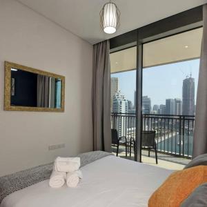 迪拜Beachwalk Luxury 2BR with Infinity Pool and Views的市景卧室 - 带1张床