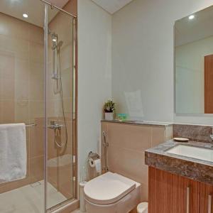迪拜Beachwalk Luxury 2BR with Infinity Pool and Views的带淋浴、卫生间和盥洗盆的浴室