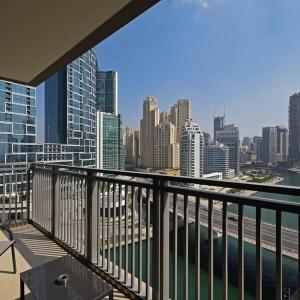 迪拜Beachwalk Luxury 2BR with Infinity Pool and Views的市景阳台