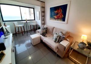 福塔莱萨Meireles Ana Bilhar的客厅配有沙发和桌子