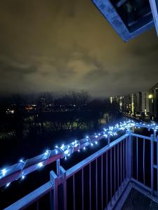 莱斯特Spacious Apartment with Balcony的晚上阳台上的一排灯