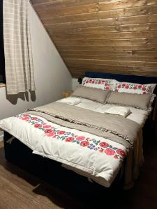 ŚciegnyREST ZONE - mountain holiday chalets的卧室里一张红色鲜花的床