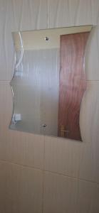 ThikaHumble homes 1 bedroom Thika Cbd的浴室墙上的镜子