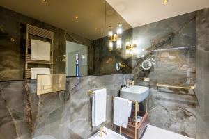 威尼斯Hotel Palazzina Sardi的一间带水槽和镜子的浴室