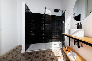 大加那利岛拉斯帕尔马斯Casa Sabai的带淋浴、水槽和镜子的浴室